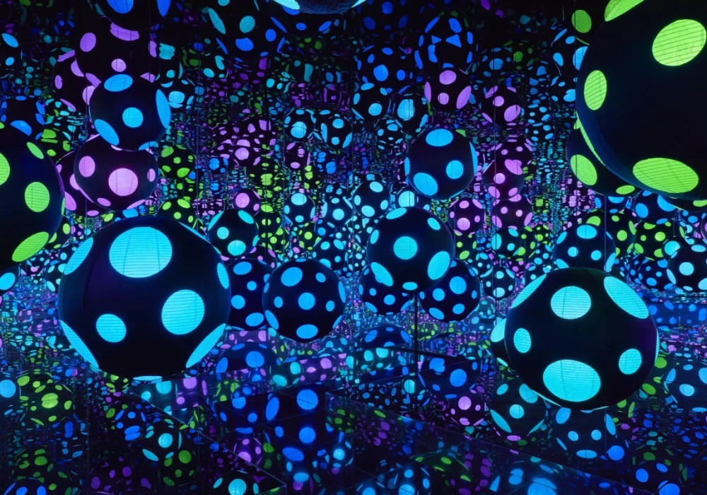 kusa1110_infinity-mirrored-room-my-heart-is-dancing-into-the-universe_2018-jack-hems-g kusa1110_infinity-mirrored-room-my-heart-is-dancing-into-the-universe_2018-jack-hems-g